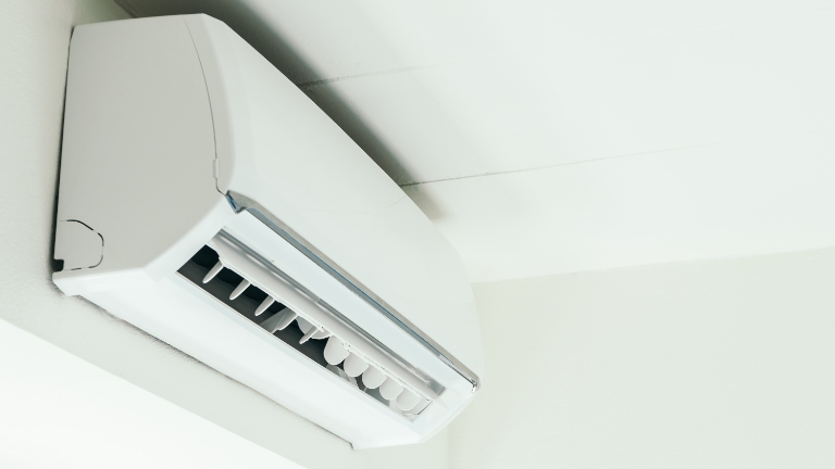 Risk of facial paralysis in air conditioners
