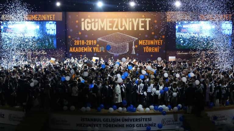 İstanbul Gelişim Üniversitesi’nin 10’uncu yıl mezunları kep attı