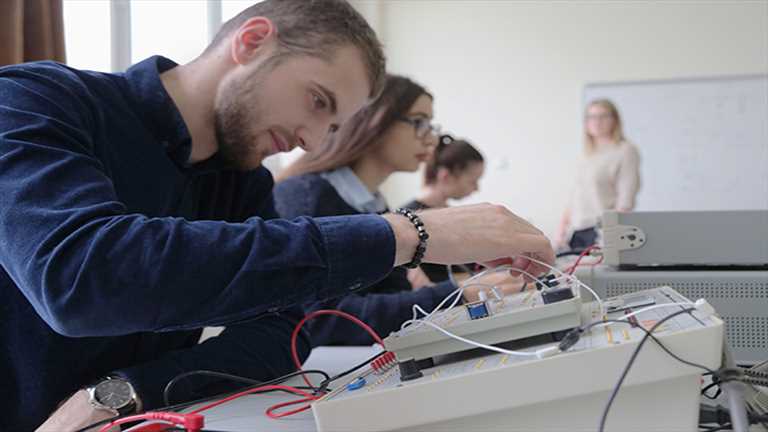  İstanbul Gelişim Üniversitesi'nde STEM-ROBOTİK Kodlama Eğitimi Katılımcılarına Bilgi ve Beceri Kazandırdı