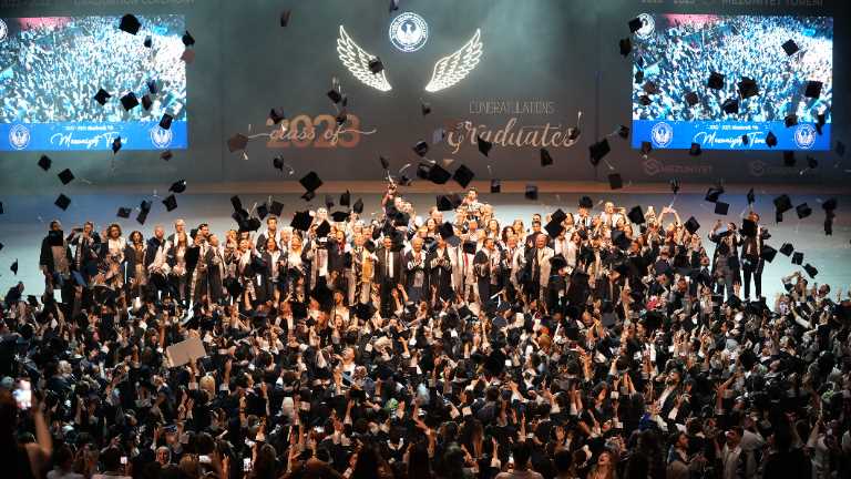 İGÜ’lü 10 bin 397 öğrenci mezuniyet keplerini attı!