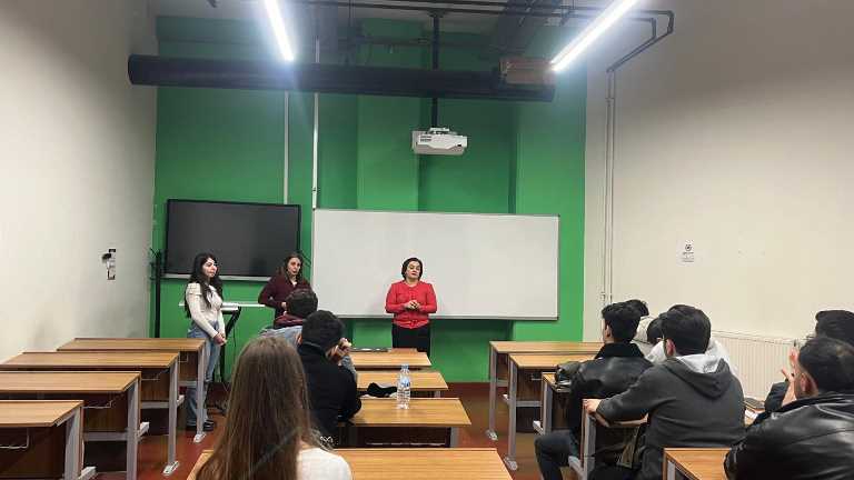 A counseling meeting was held for first-year students.