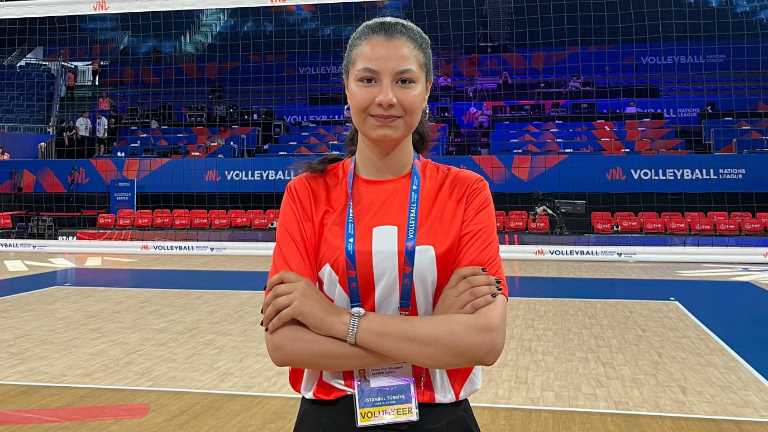 Voleybol Milletler Ligi’nin İstanbul ayağında görev alan öğrencimiz Fatma Nur Gözübenli ile deneyimlerini konuştuk!
