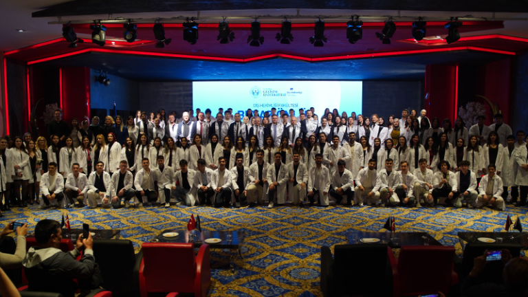 İGÜ Diş Hekimliği Fakültesi 2025-2026 Akademik Yılı Beyaz Önlük Giyme Töreni Yoğun Katılımla Gerçekleşti