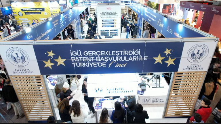 İGÜ, EKET Üniversite Tanıtım Fuarı’na katıldı: Mütevelli Heyeti Başkanı ve Rektör öğrencilerle buluştu
