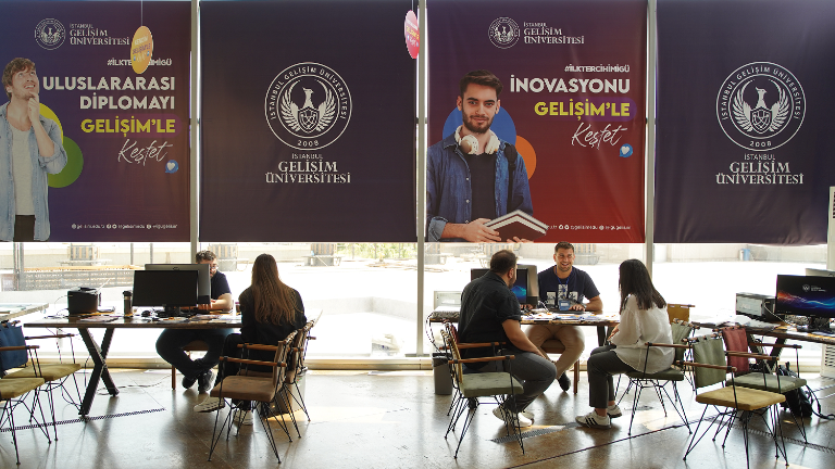 İstanbul Gelişim Üniversitesi Başarıyı Taçlandırıyor: Okul Birincilerine Özel Aylık Burs Fırsatı
