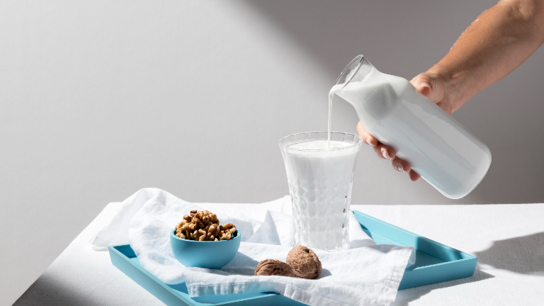 The scandal of adding water to milk is growing: Be suspicious if your milk turns blue color