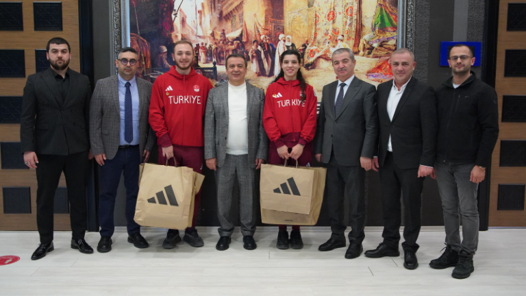 Uluslararası Başarı: İGÜ Sporcusu Kübra Kocakuş Altın Madalya ile Döndü