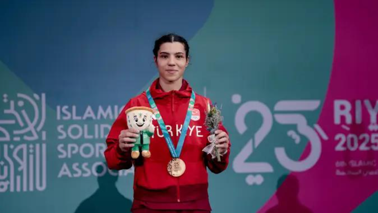 İGÜ Sporcusu Kübra Kocakuş, 6. İslami Dayanışma Oyunları’nda Altın Madalya Kazandı