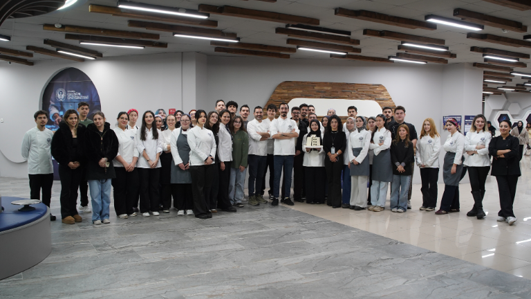 İGÜ Aşçılık Mezunu MasterChef 2025 Şampiyonu Sezer Dirican, İstanbul Gelişim Üniversitesi'nde Öğrencilerle Buluştu