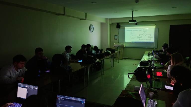 Client-Server Architecture konulu kodlama oturumunda öğrenciler, sistem tasarımı üzerine çalışıyor.