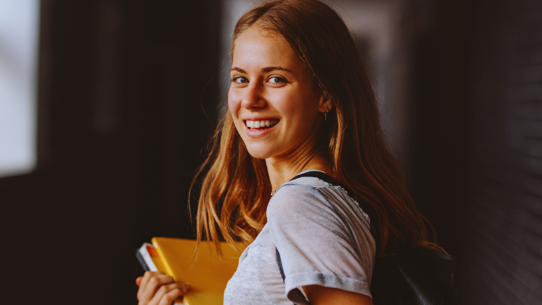 Eğitim ortamında yer alan genç bir katılımcı, akademik materyalleriyle sınav veya ders hazırlığında.