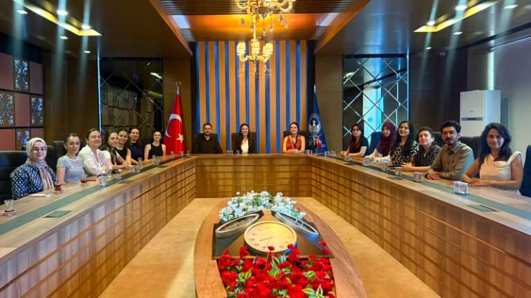 İç Mimarlık ve Çevre Tasarımı bölümü akademisyenlerinden Rektör Vekili Prof. Dr. Şükran Güzin Ilıcak Aydınalp’e hayırlı olsun ziyareti!