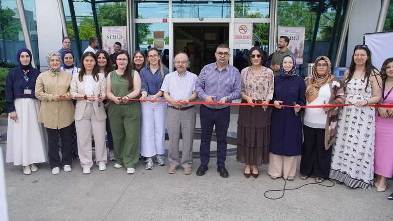 İstanbul Gelişim Üniversitesi 2026 Proje Sergisi'nde öğrenciler projelerini ziyaretçilere tanıtıyor.