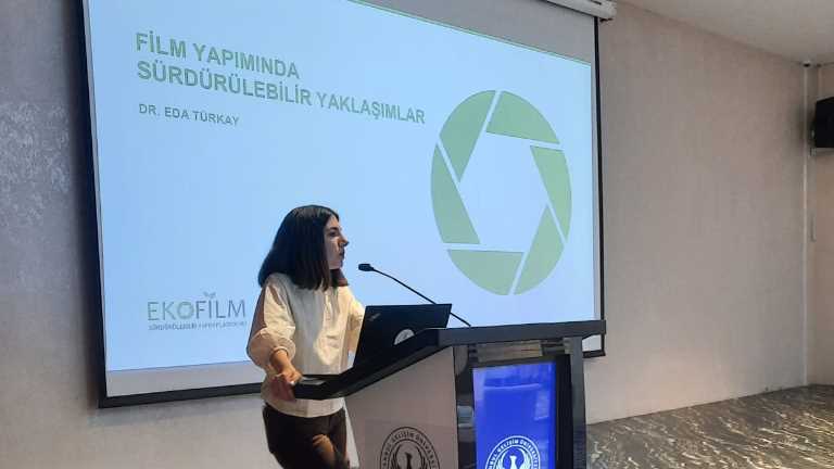 Arş. Gör. Dr. Eda Türkay “1 Bardak Yeter” etkinliğinde sürdürülebilir film yapımını anlattı!