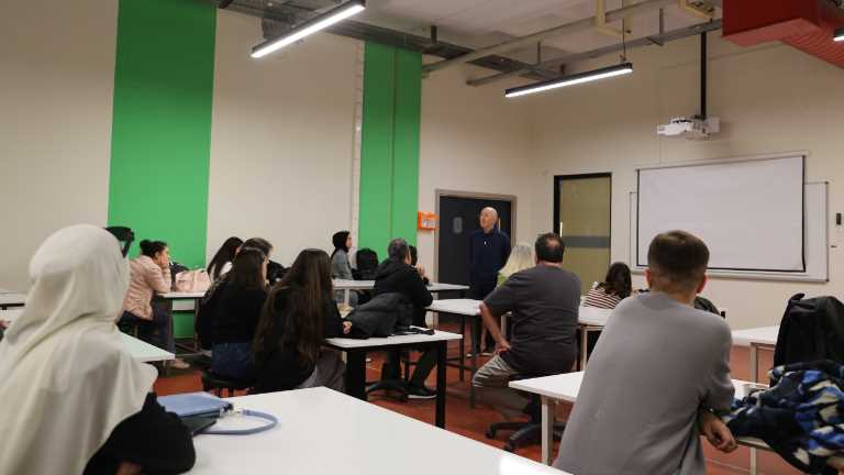 Prof. Dr. İzzet Gümüş tarafından İGÜ Güzel Sanatlar Fakültesi son sınıf öğrencilerine lisansüstü eğitim bilgilendirmesi yapıldı!