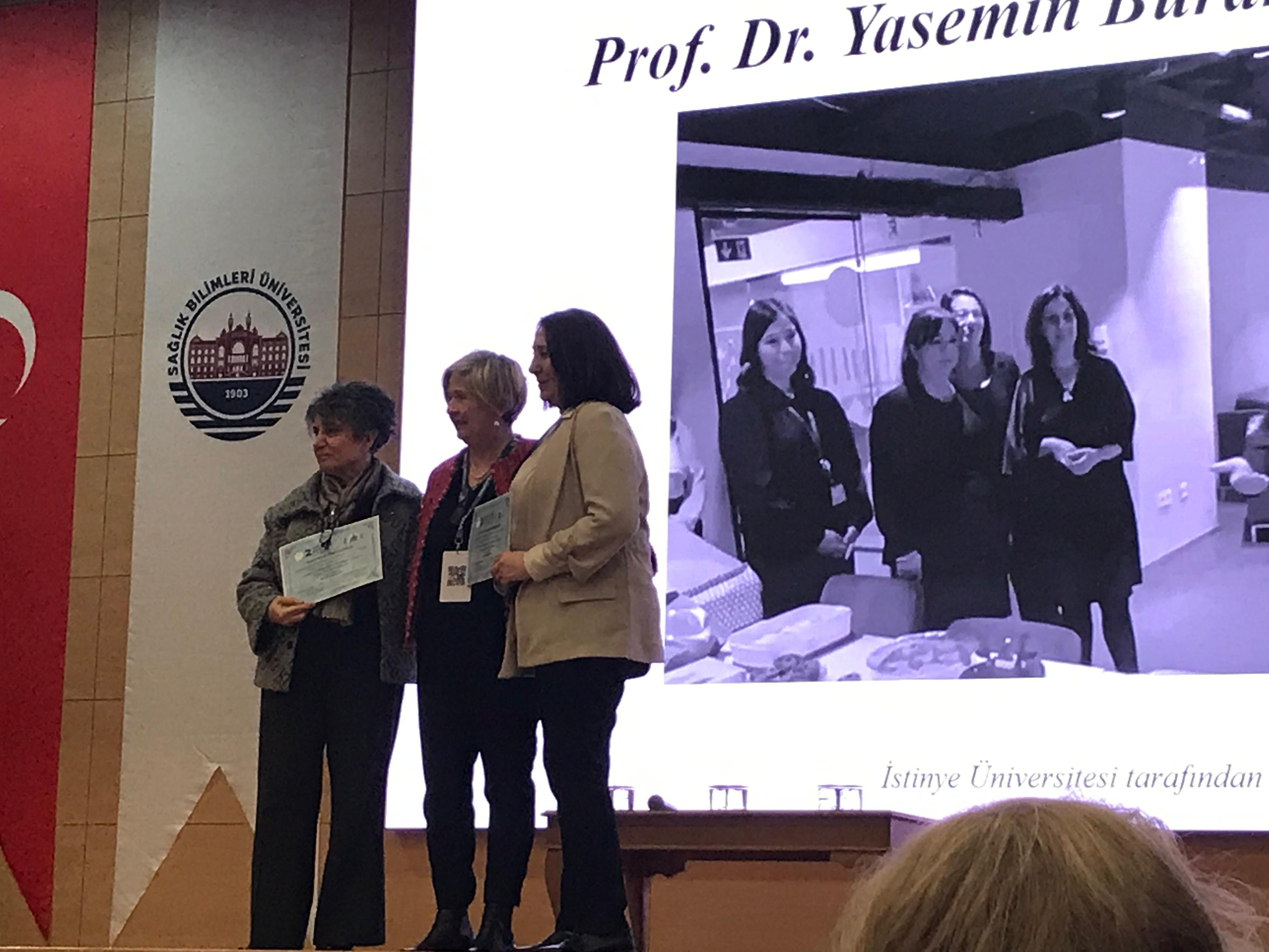 Oturum başkanları konuşmacıya belge takdim ederken