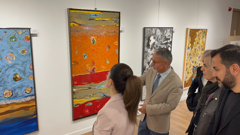 Geçmişten Günümüze Sanatsal Bir Yolculuk: “Geçmişe Dokunuş 2” Sergisi İstanbul Gelişim Sanat Galerisi’nde Sanatseverlerle Buluştu