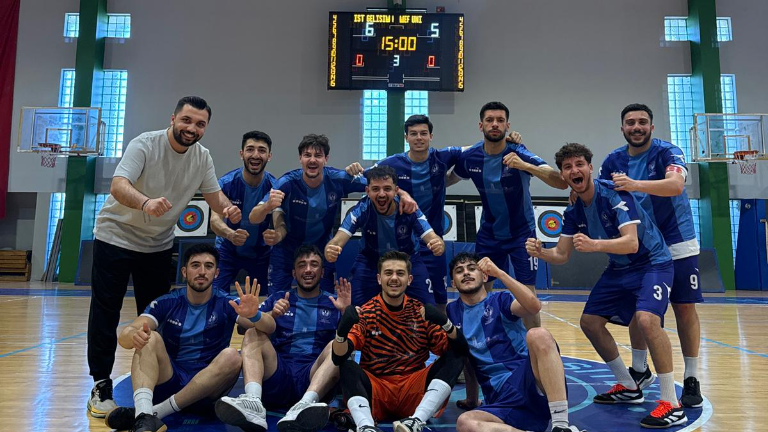 Sahada Nefes Kesen Mücadele: İGÜ Erkek Futsal Takımı Yarı Finalde!