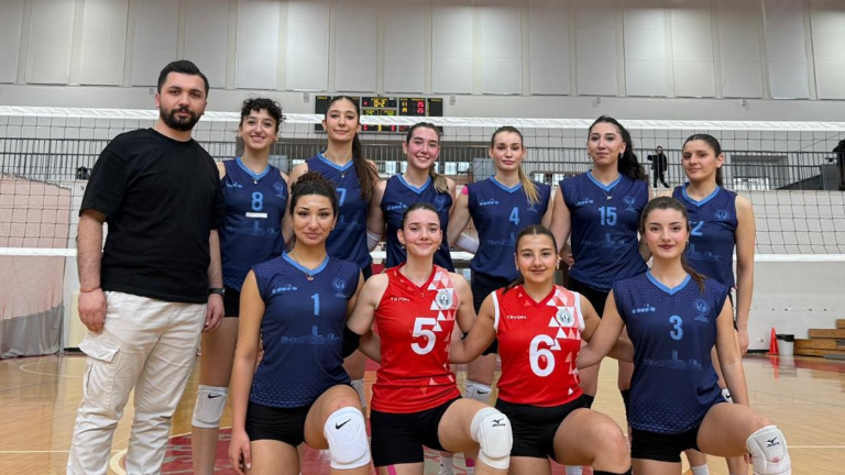 İGÜ Kadın Voleybol Takımı’ndan Sahada Üstün Performans: 3-0’lık Net Galibiyet 