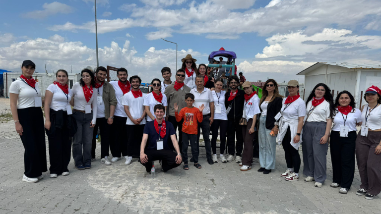 İGÜ Öğrencilerinden Hatay’daki Depremzede Çocuklara Umut Olan Şenlik