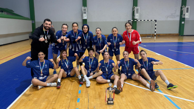 Sahada Fırtına Gibi Estiler: İGÜ Kadın Futsal Takımı İstanbul İkincisi Oldu!