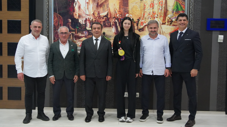 İGÜ’lü Milli Sporcu Elif Sude Akgül Avrupa’nın Zirvesinde