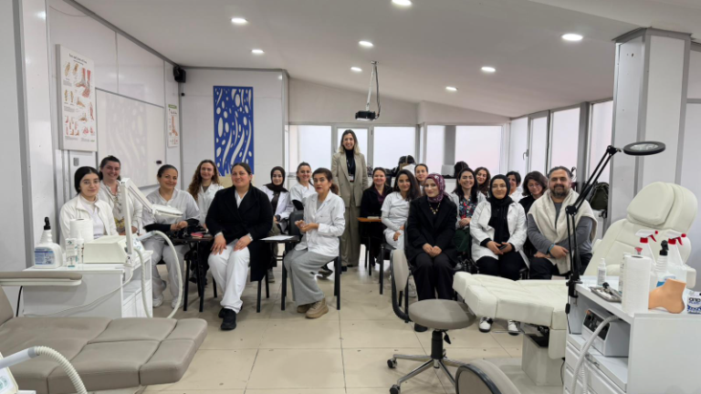 Podoloji eğitimi modern laboratuvar ortamında