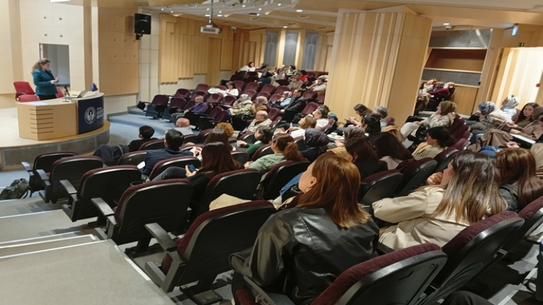İstanbul Gelişim Üniversitesi Firnas Oditoryumu’nda katılımcılar dersi dinlerken.