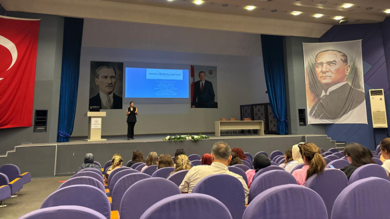 Doç. Dr. Çağla Kaya İlhan tarafından verilen “Hasta ile Etkili İletişim” eğitimi oturumundan bir görünüm
