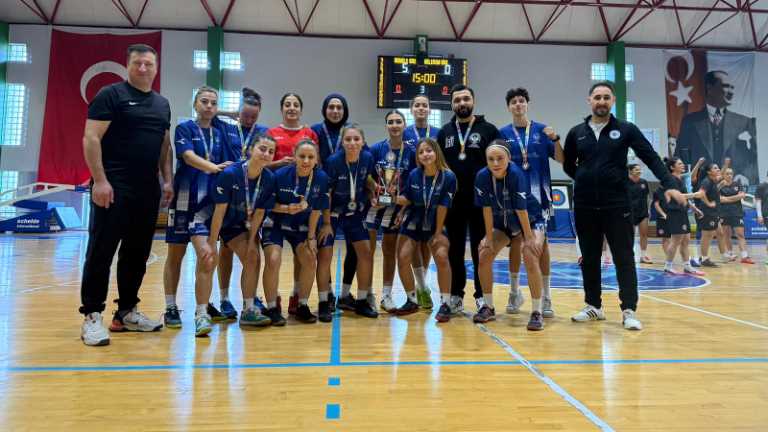 Sahada Fırtına Gibi Estiler: İGÜ Kadın Futsal Takımı İstanbul İkincisi Oldu!