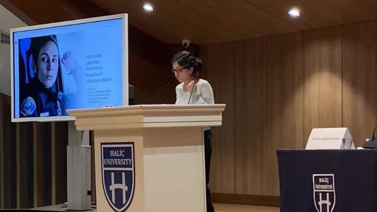 TCCUAM Müdürü Dr. Öğr. Üyesi Selda Tunç Subaşı’nın Haliç Üniversitesi’nde düzenlenen sempozyumdaki sunumundan bir kare.